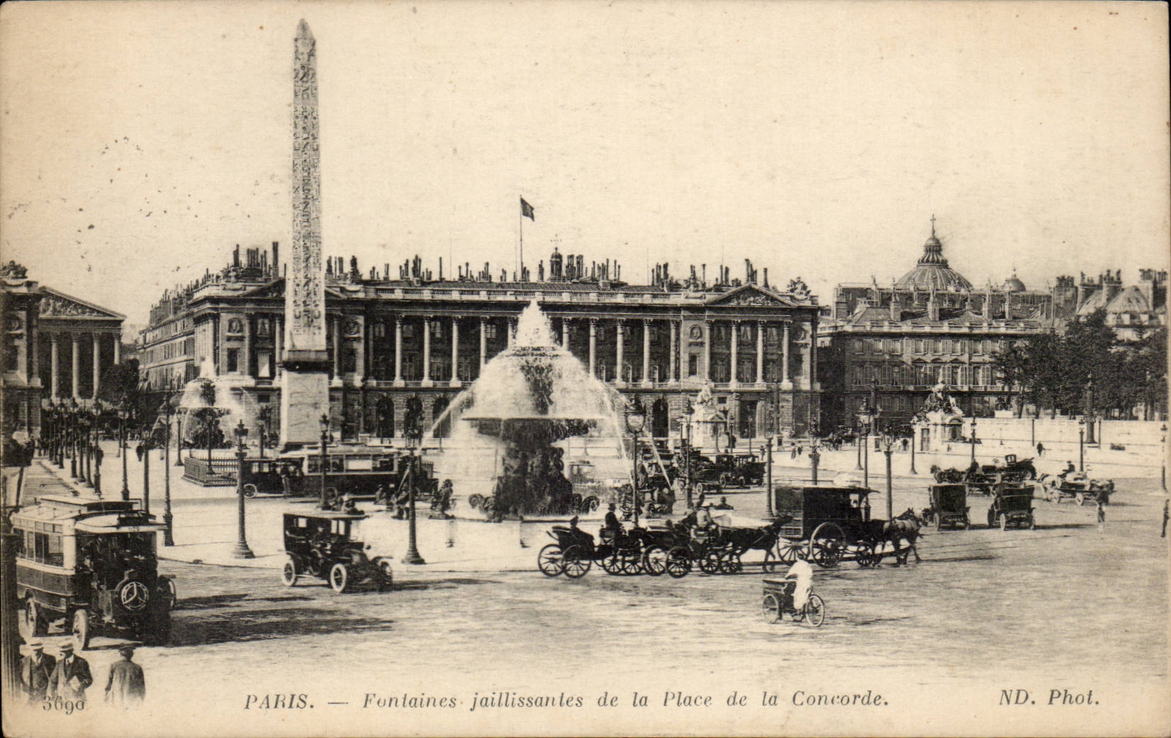 CPA Paris Fontaines jaillissantes de la place de la Concorde