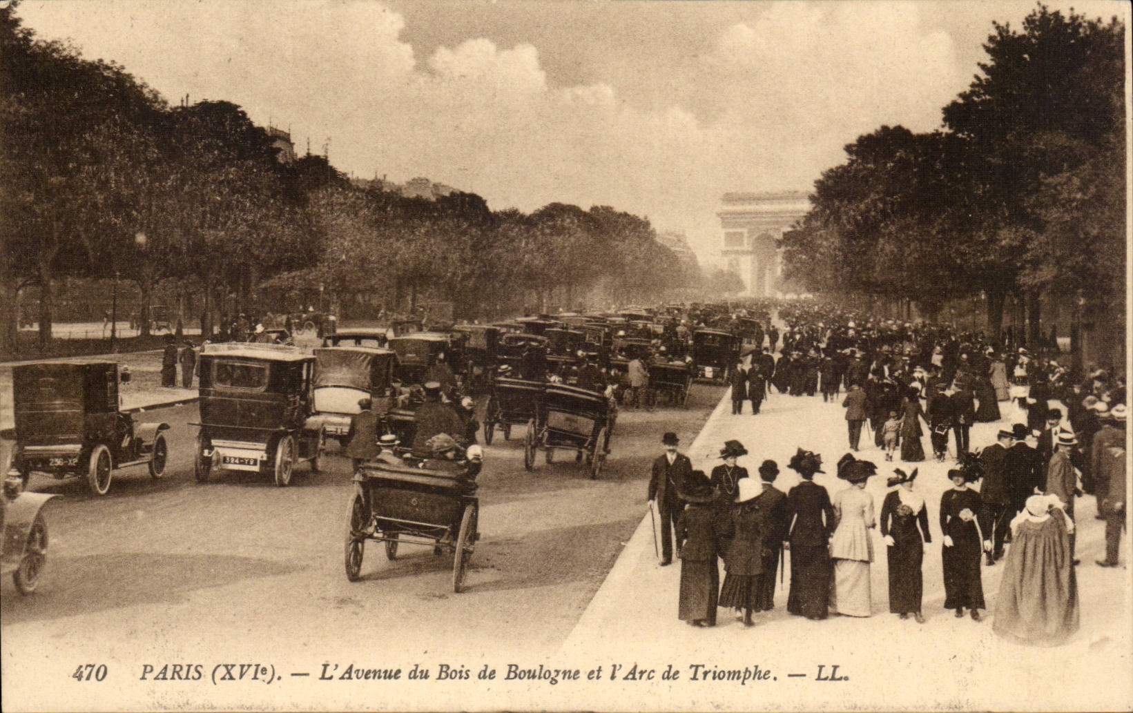CPA Paris L'avenue du bois de Boulogne et l'arc de triomphe