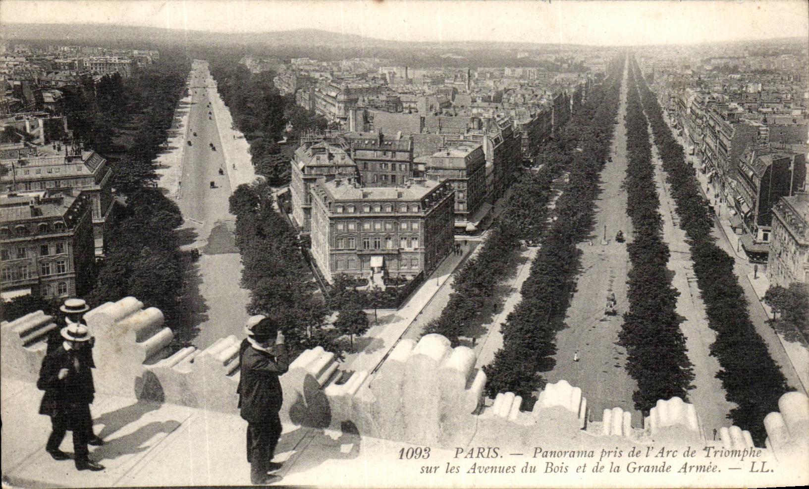 CPA Paris Panorama pris de l'arc de Triomphe sur les avenues du Bois et de la Grande armee