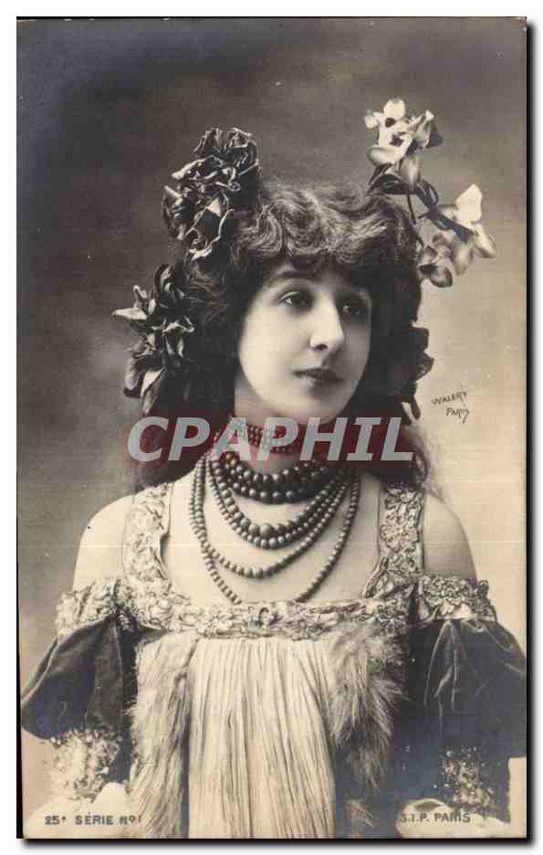 Junge Frau in einem Kleid mit Federn und Perlen — Serie 25 — S.I.P. Paris