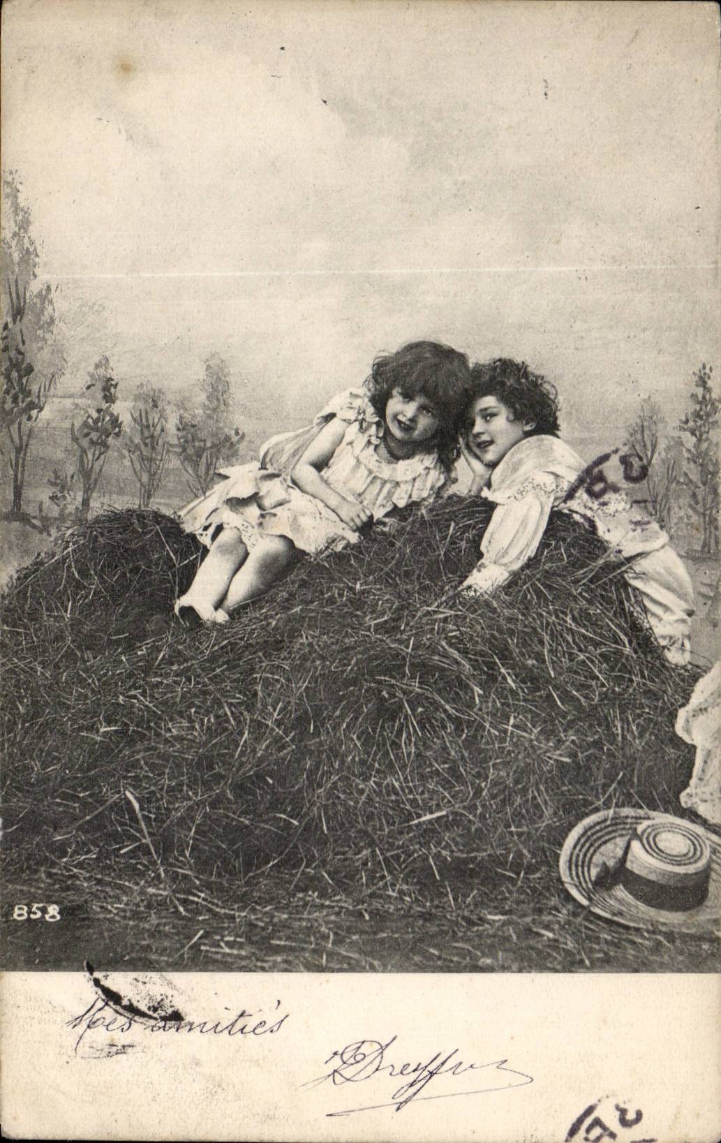 Fantaisie - Enfant - Children at play in hay - CPA 