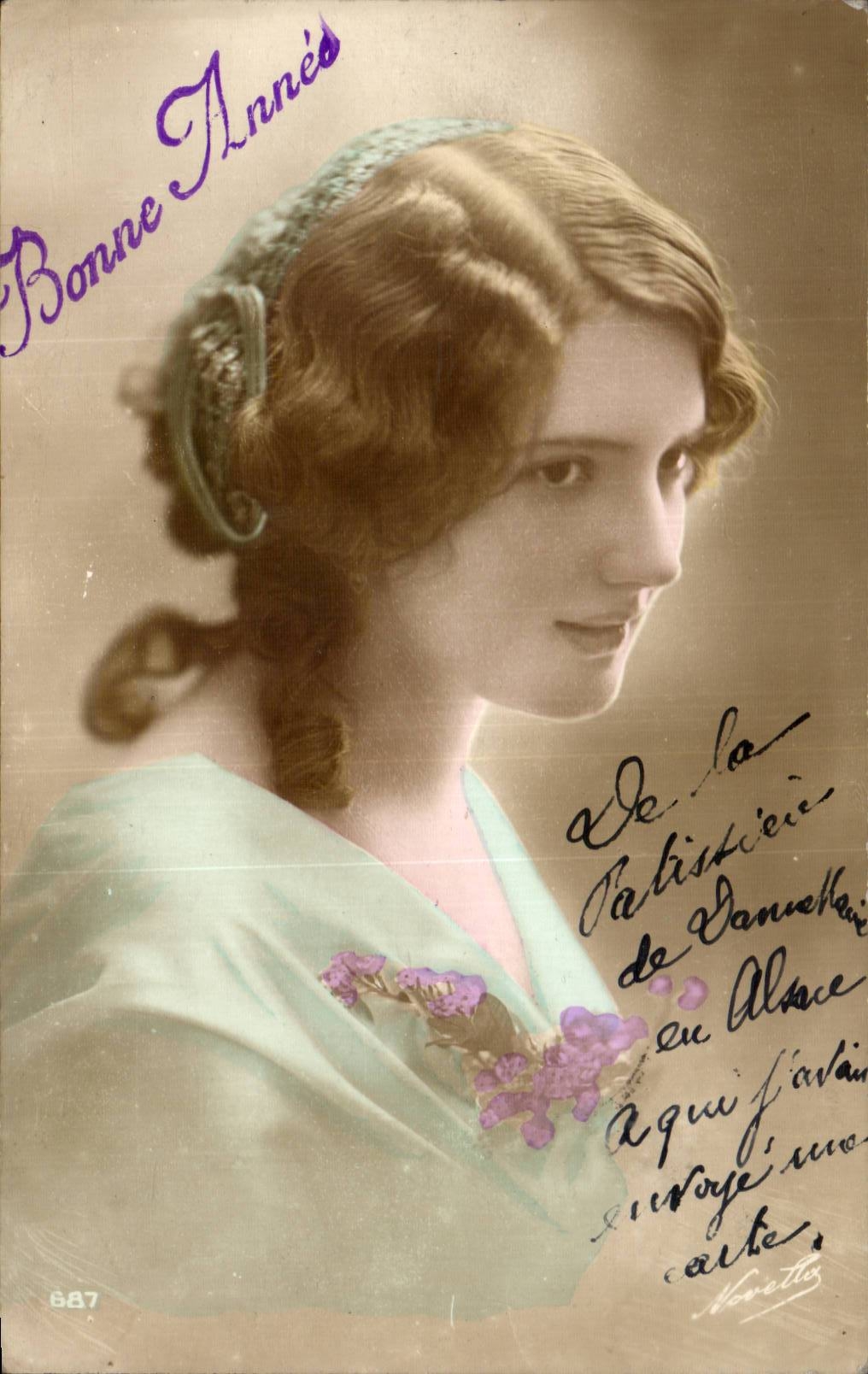 Jeune femme en robe claire — carte de vœux — éditeur M. NICOL, IMP. 100 RUE MARIE, CHALY