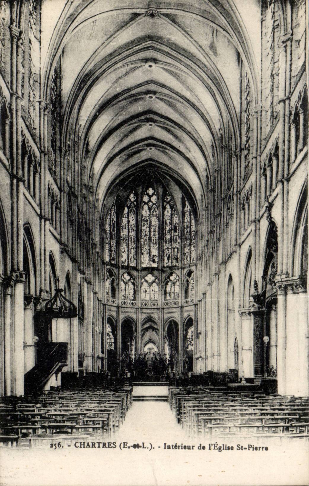 CPA Chartres Interieur de l'eglise St Pierre