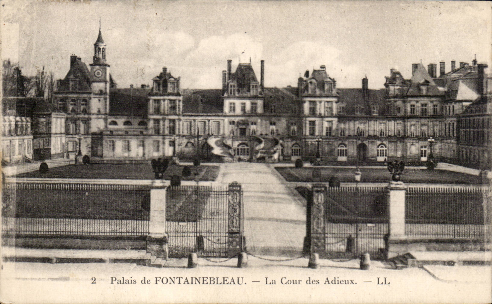 Palazzo di FONTAINEBLEAU — La Cour des Adieux — LL
