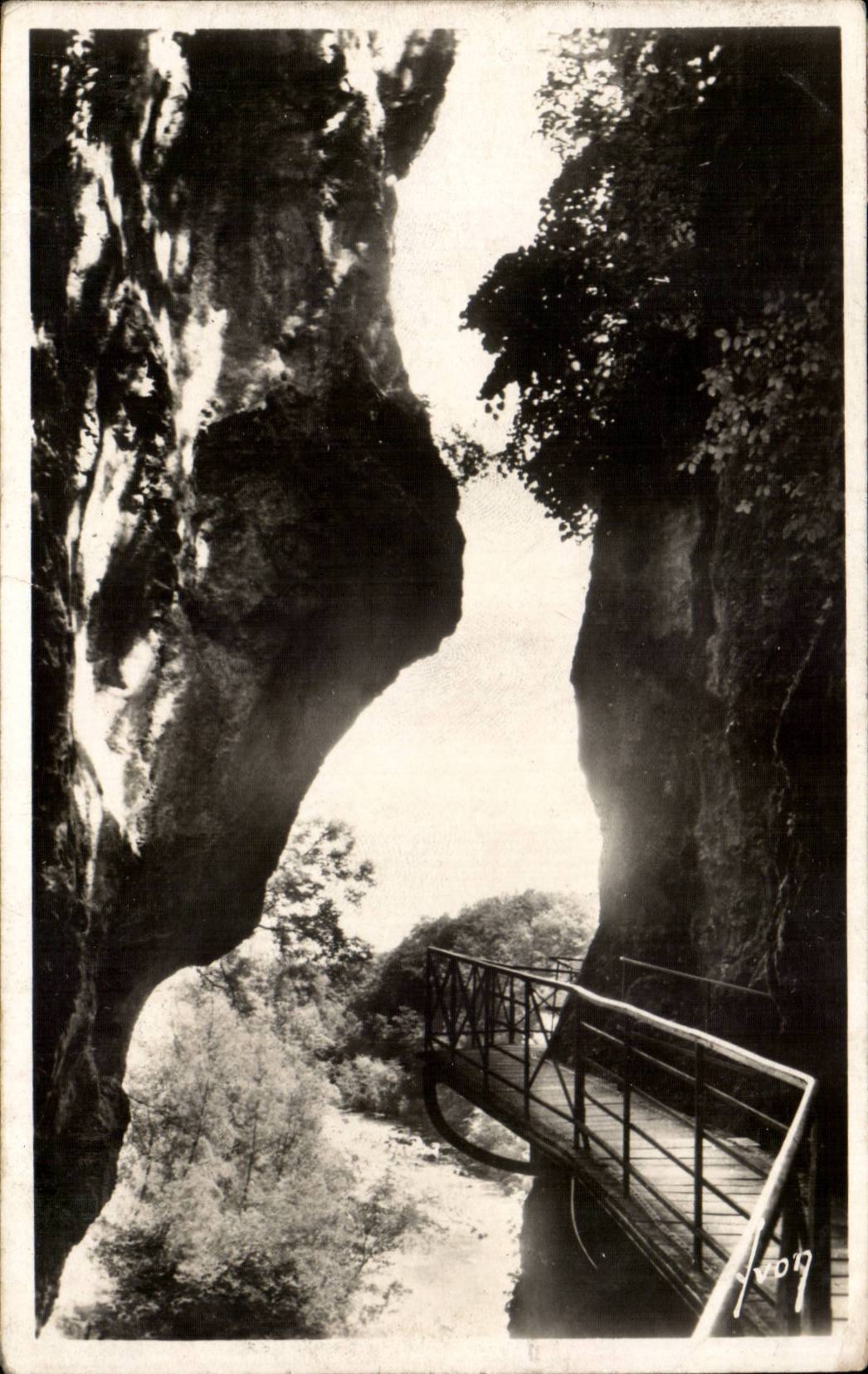 Les célèbres Gorges du Fier — Le premier tournant — Les Éditions d'Art 'WYCKY', Paris