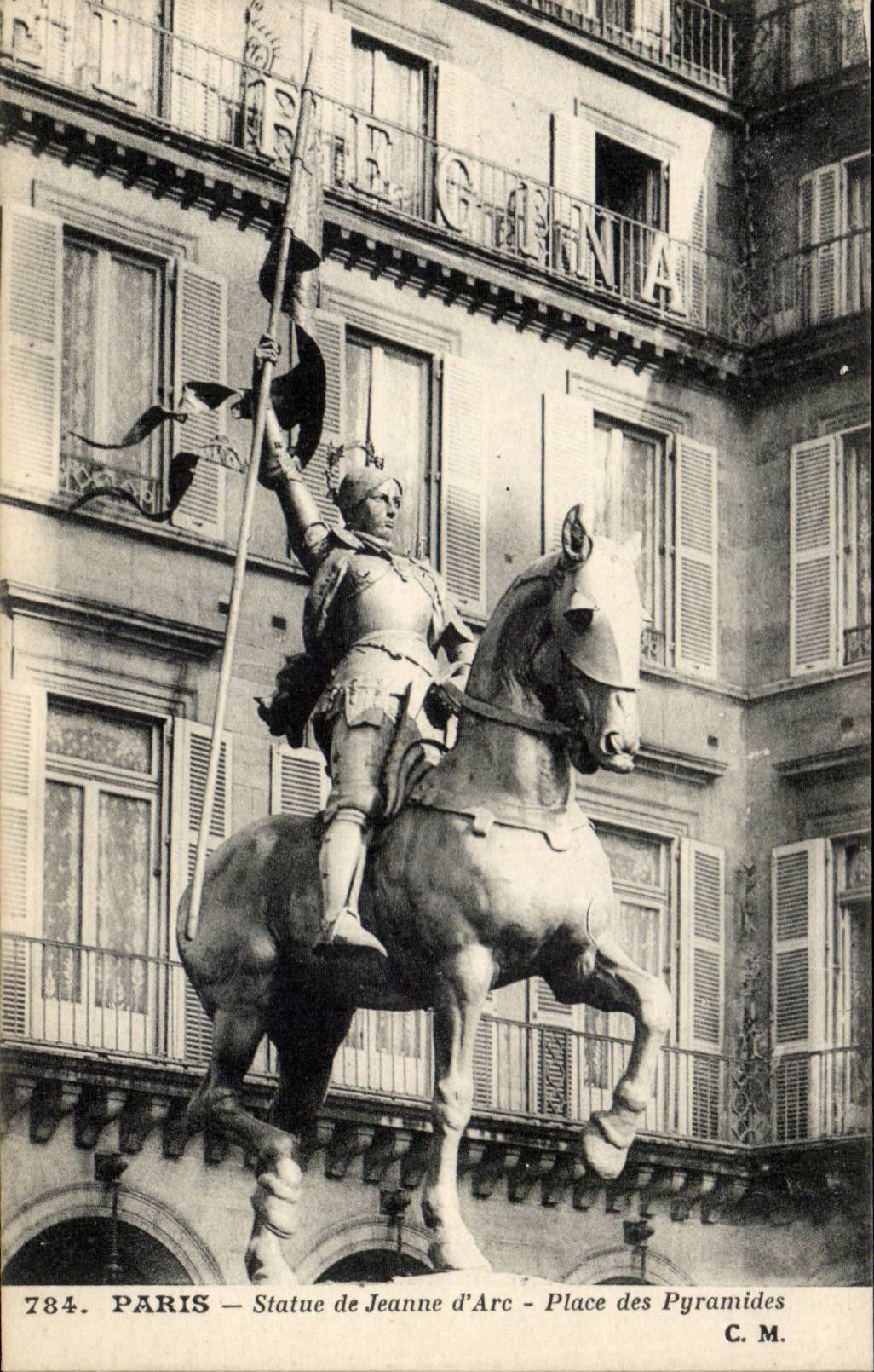 Paris CPA Statue de Jeanne d'arc Place des Pyramides