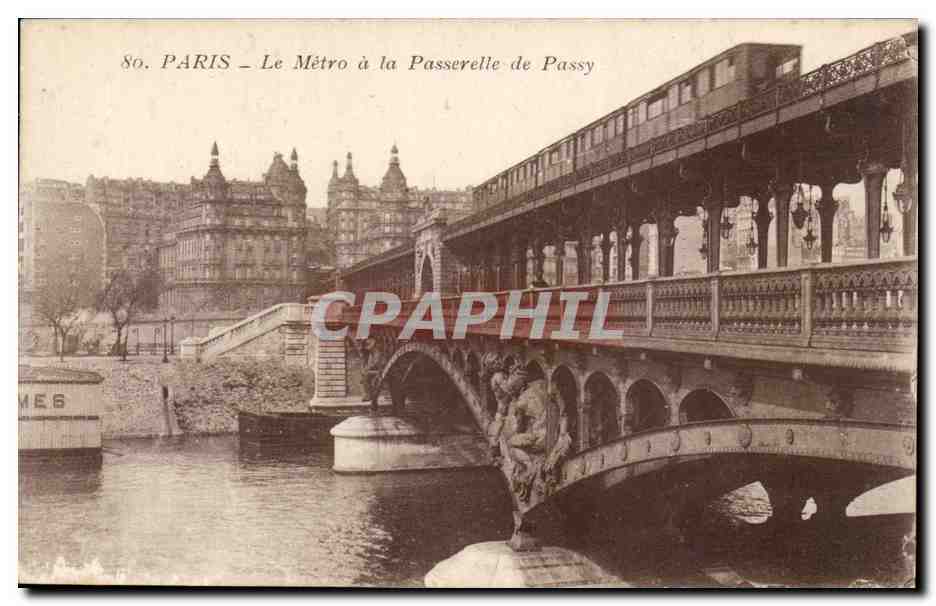 CPA Paris Le Metro a la passerelle de Passy