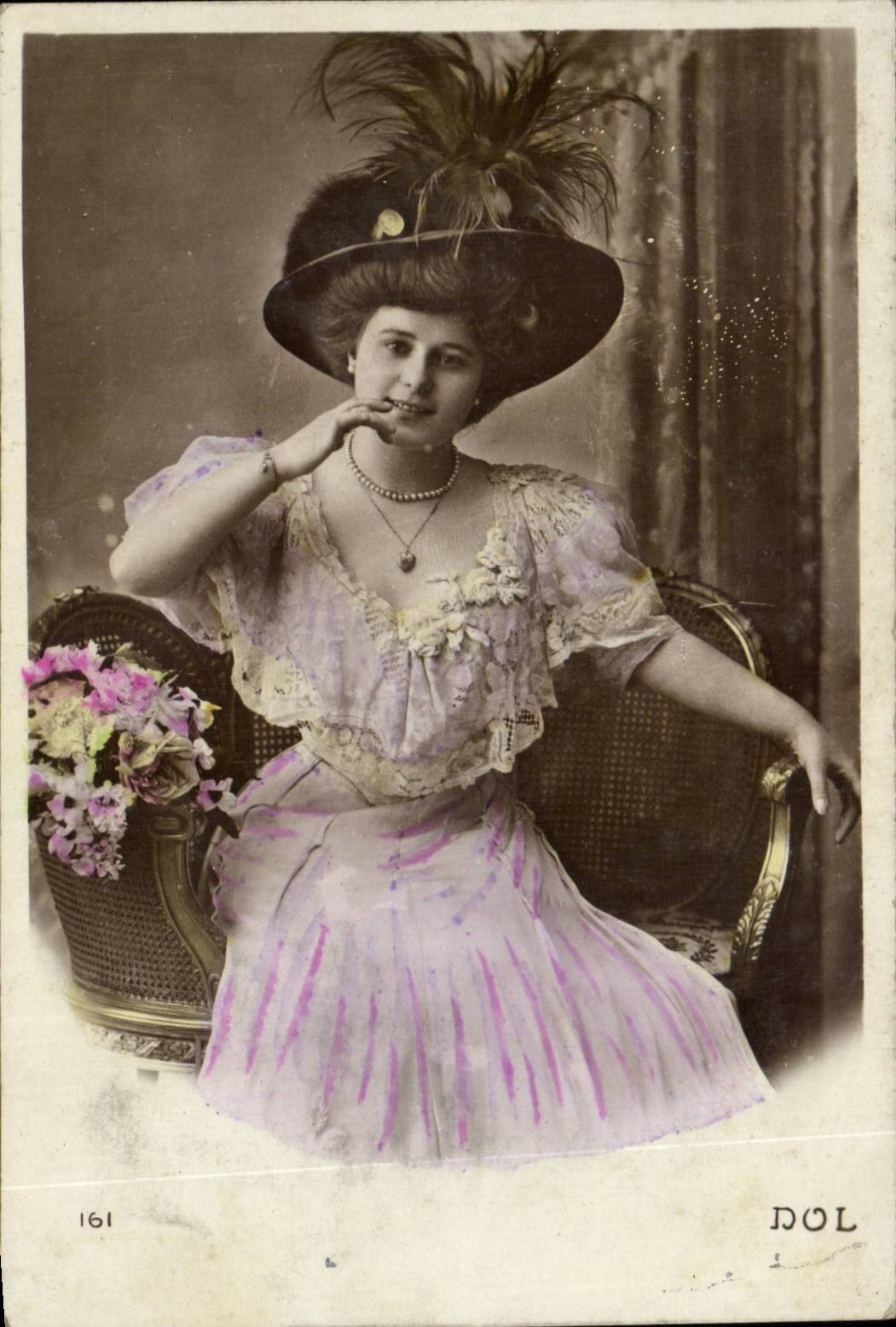 Jeune femme en robe lilas et chapeau à plumes — DOL n°161