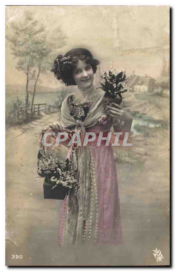Giovane donna in abito rosa che tiene un cesto di fiori — CPAPHIL n°390
