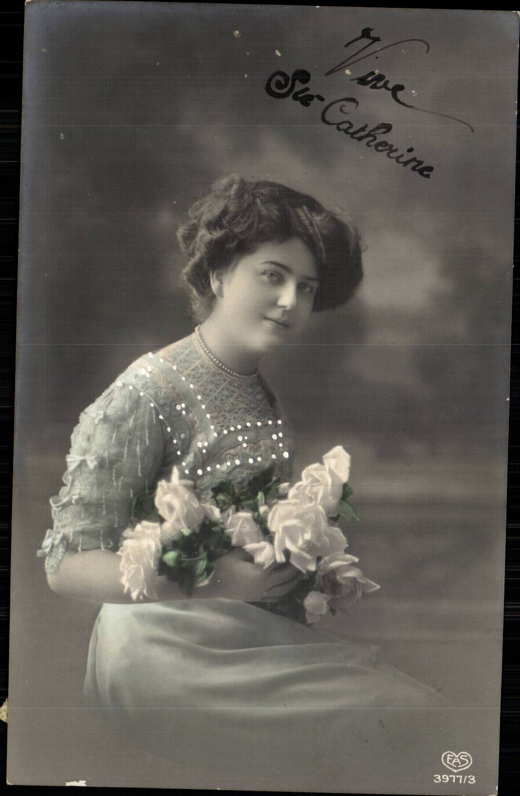 Frau in geschmücktem Kleid mit Rosenstrauß in der Hand — Verlag FAS n°39771/3