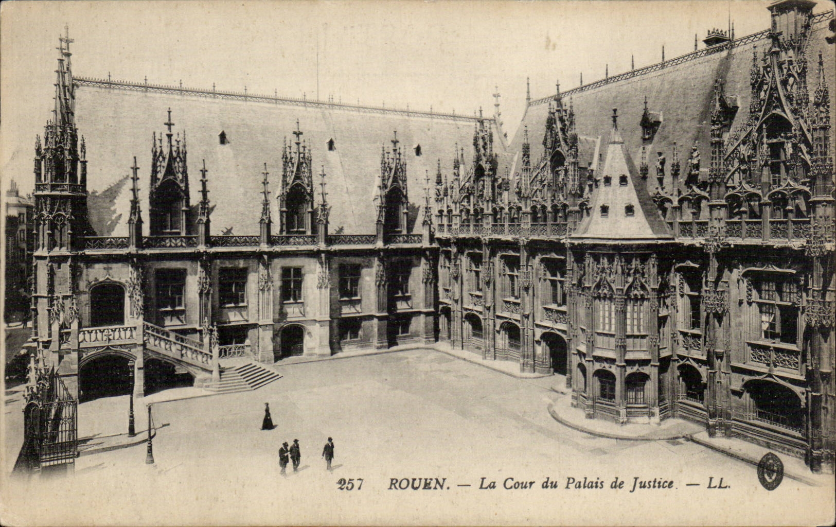 Rouen CPA La cour du palais de justice