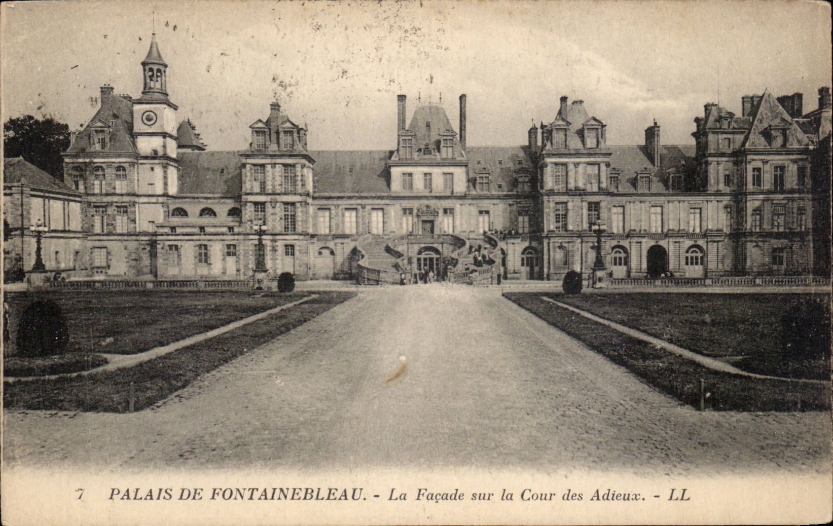 Palacio de Fontainebleau — Fachada sobre la Cour des Adieux — LL