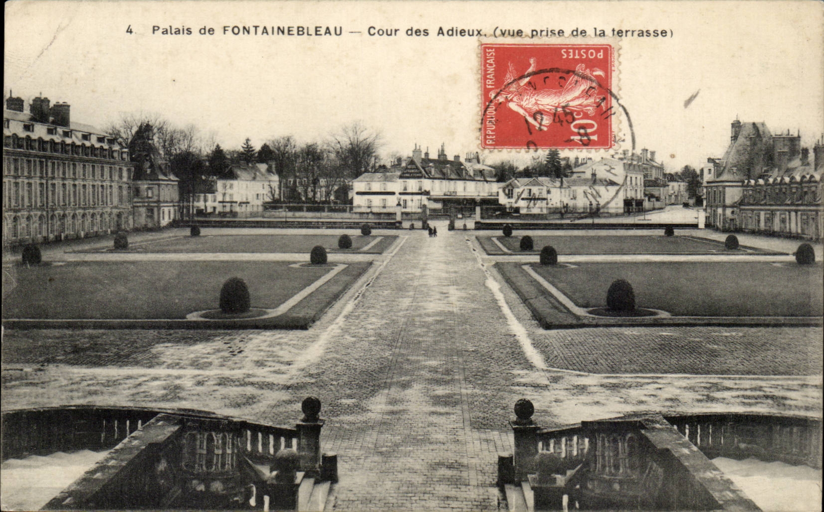 Schloss FONTAINEBLEAU — Cour des Adieux (Aussicht vom Terrassenbereich)