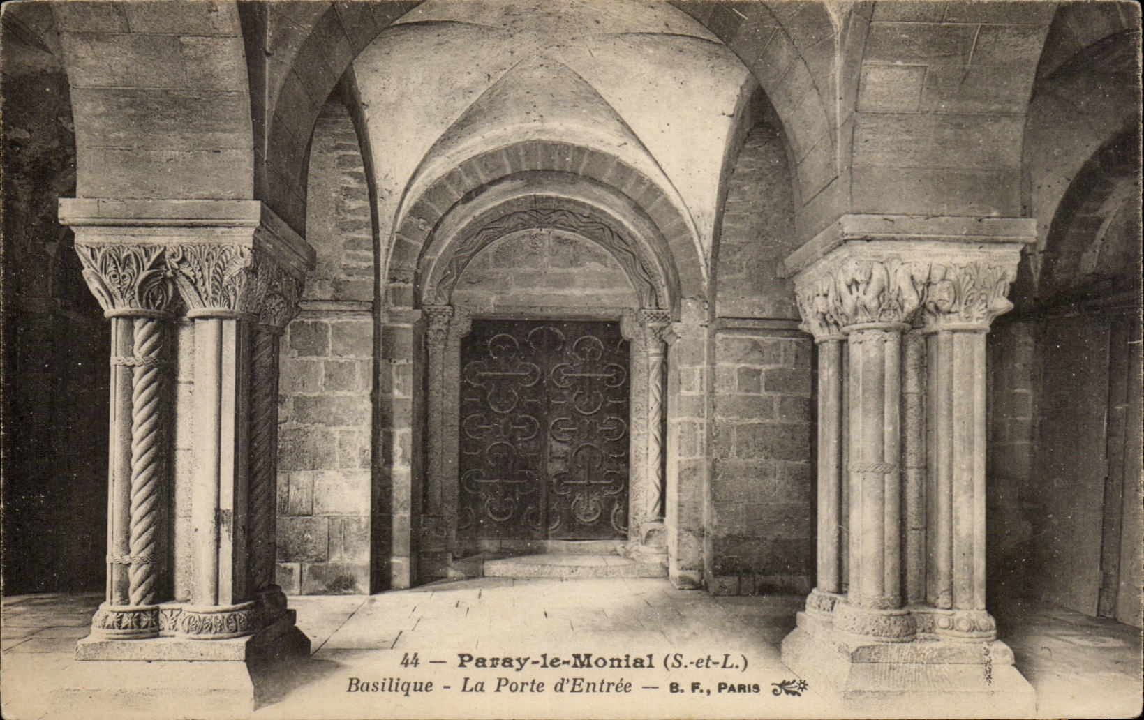 CPA Paray le monial Basilique Porte d'entree