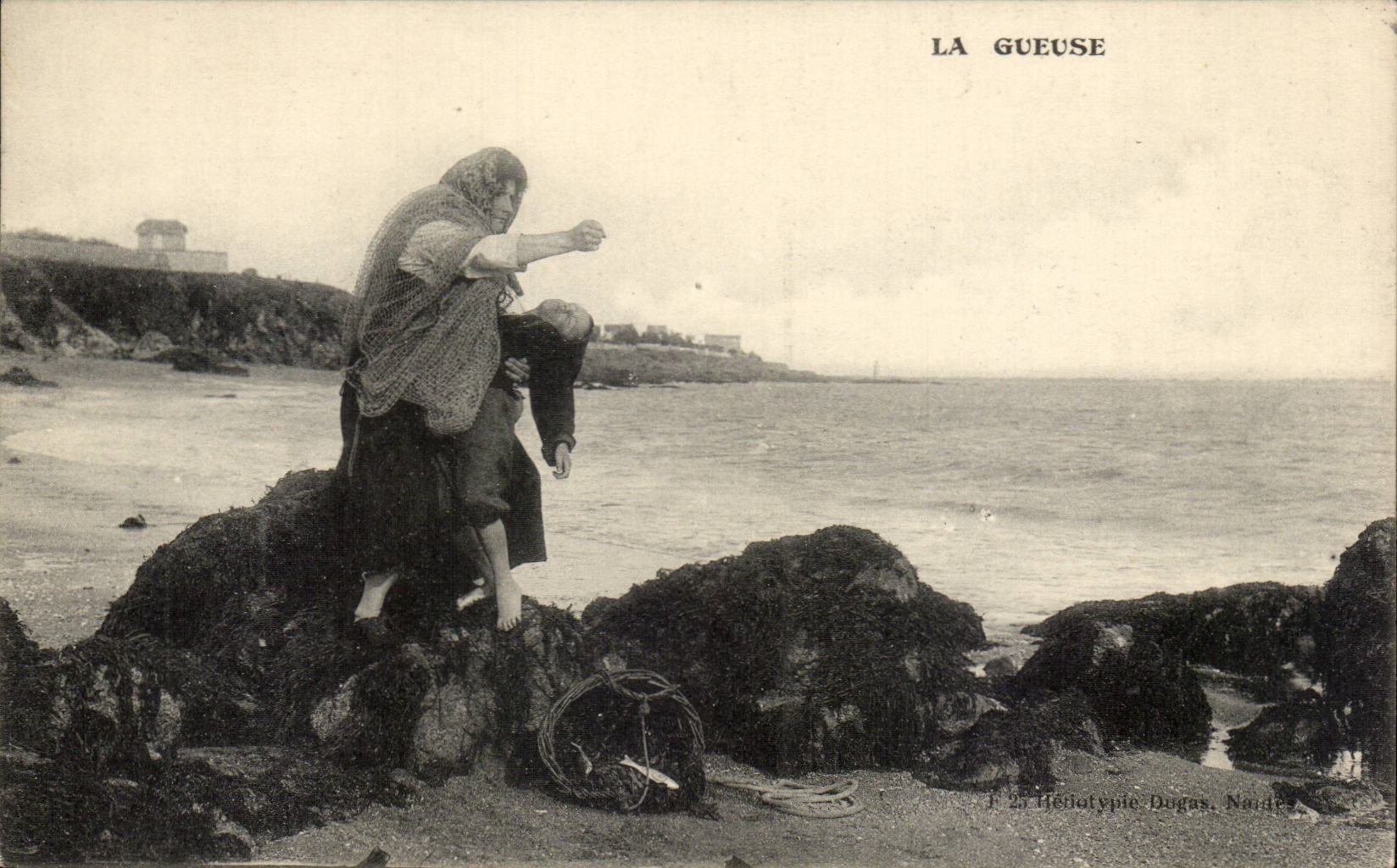 La Gueuse — Femme aidant un enfant sur les rochers — Héliotypie Dogas, Norderre