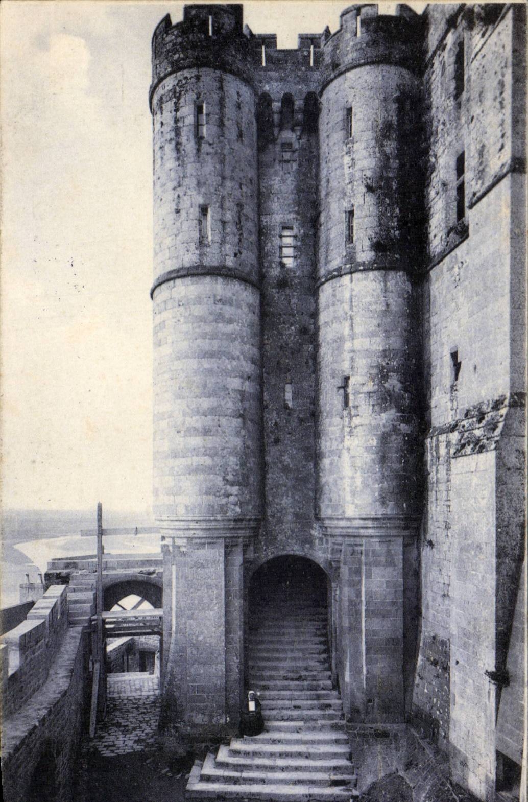 Château de Dinan — Porte d'entrée avec escaliers — éditeur non visible