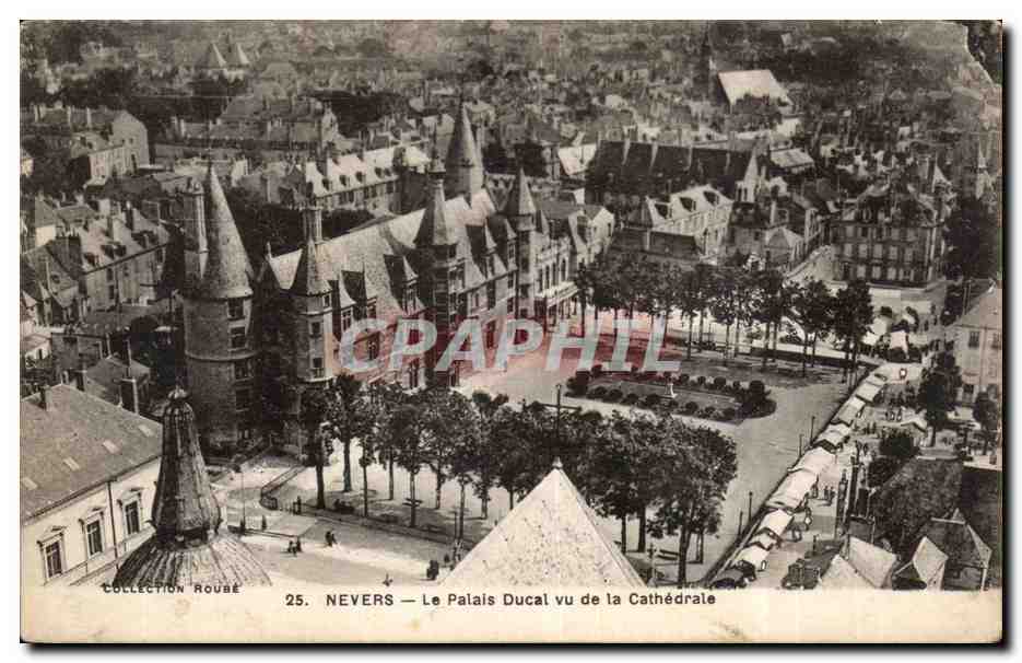CPA Nevers Le palais ducal vu de la cathedrale