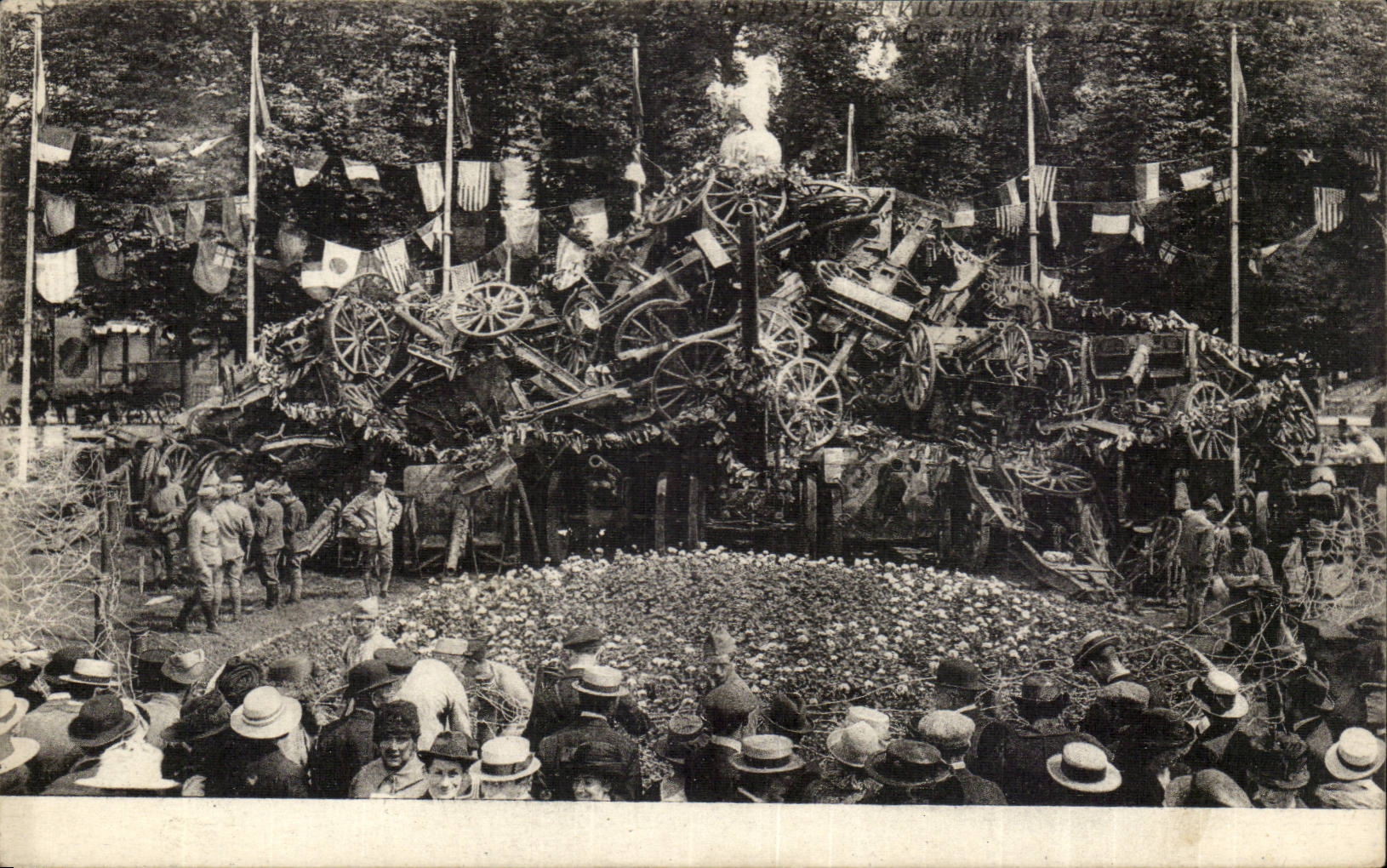 CPA Militaria CAnon renverses lors des fetes de la victoire en juillet 1919