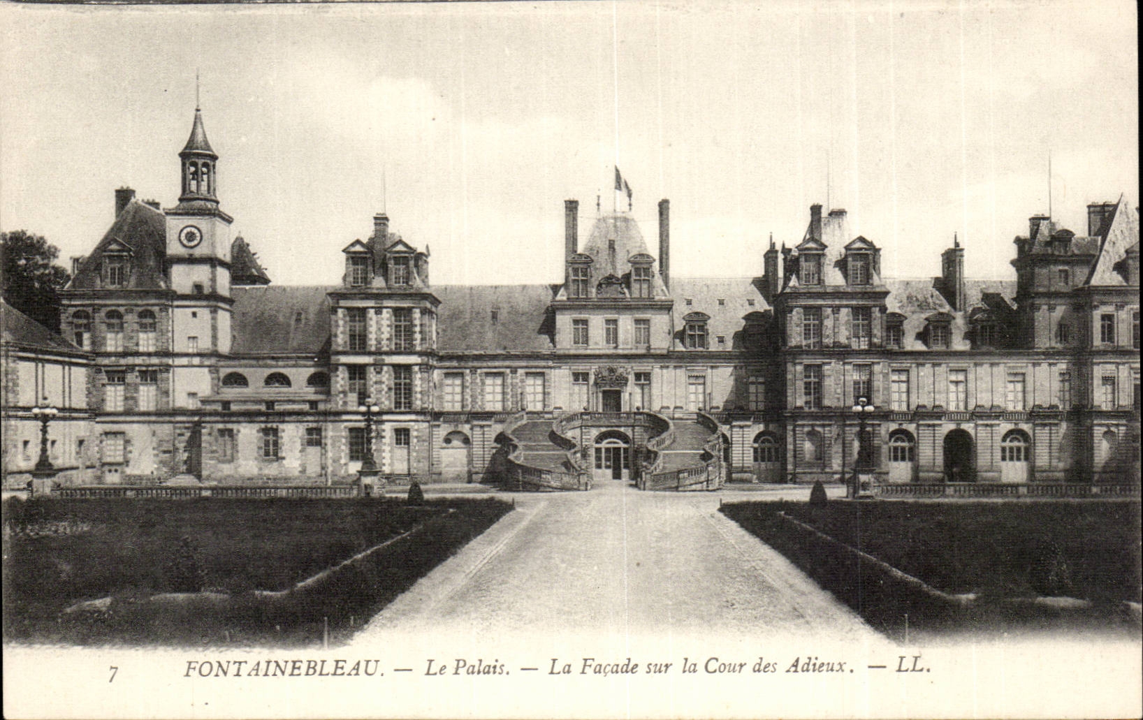 Fontainebleau — Le Palais — La Façade sur la Cour des Adieux — LL.