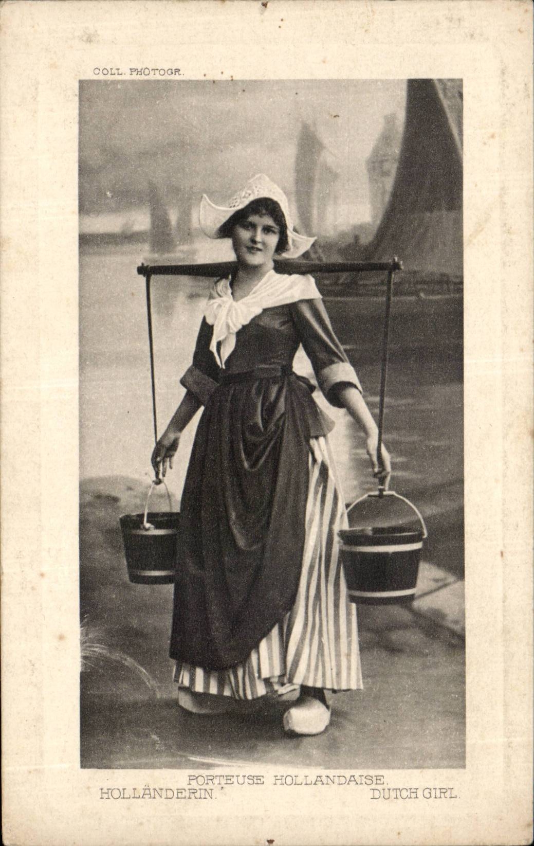CPA Porteuse hollandaise ( folklore costume )