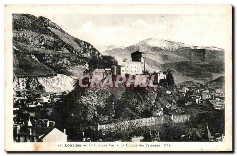 CPA Lourdes Le chateau fort et la chaine des Pyrenees