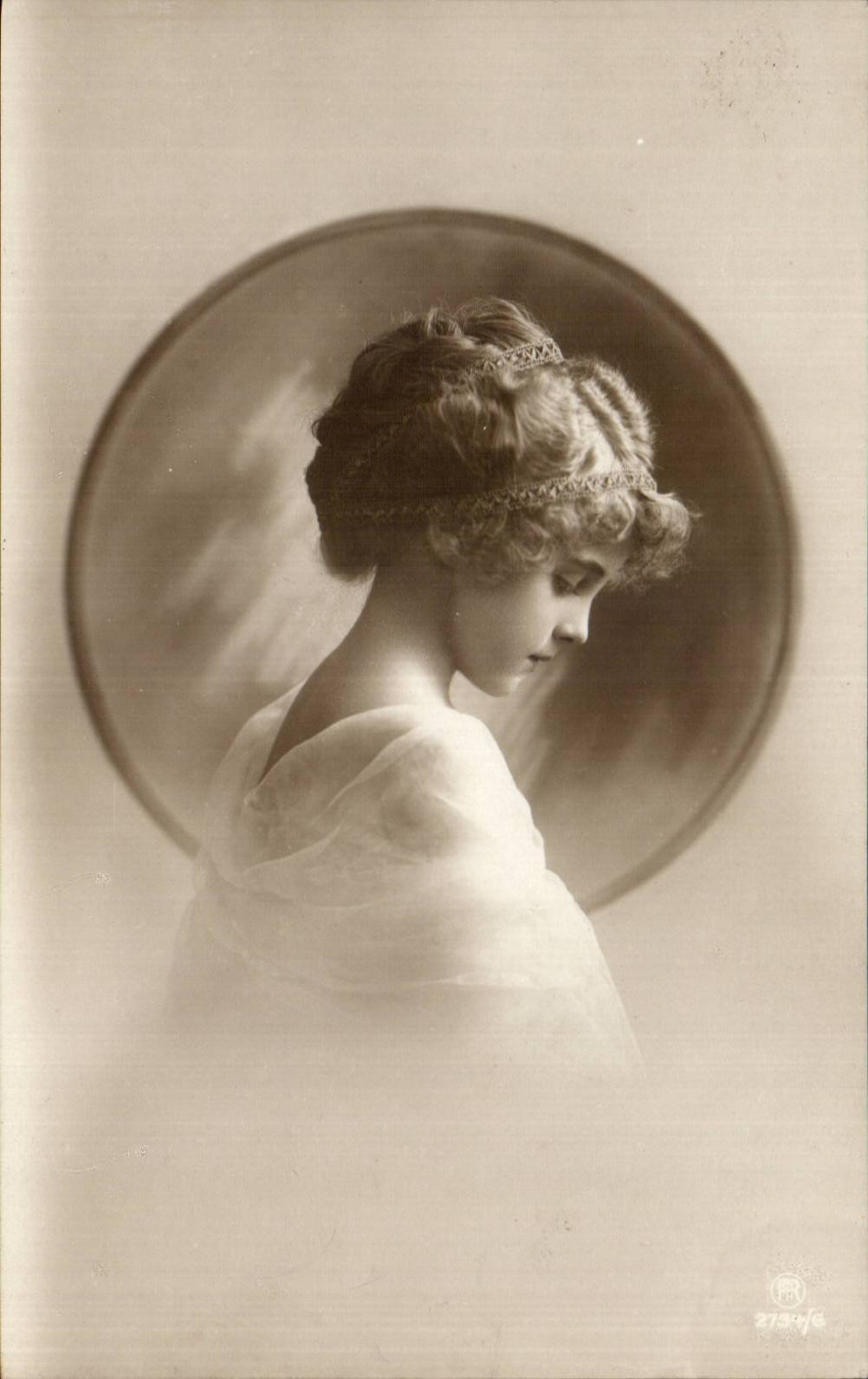 Jeune femme en robe légère — portrait en ovale — photographe RR n°273w/6