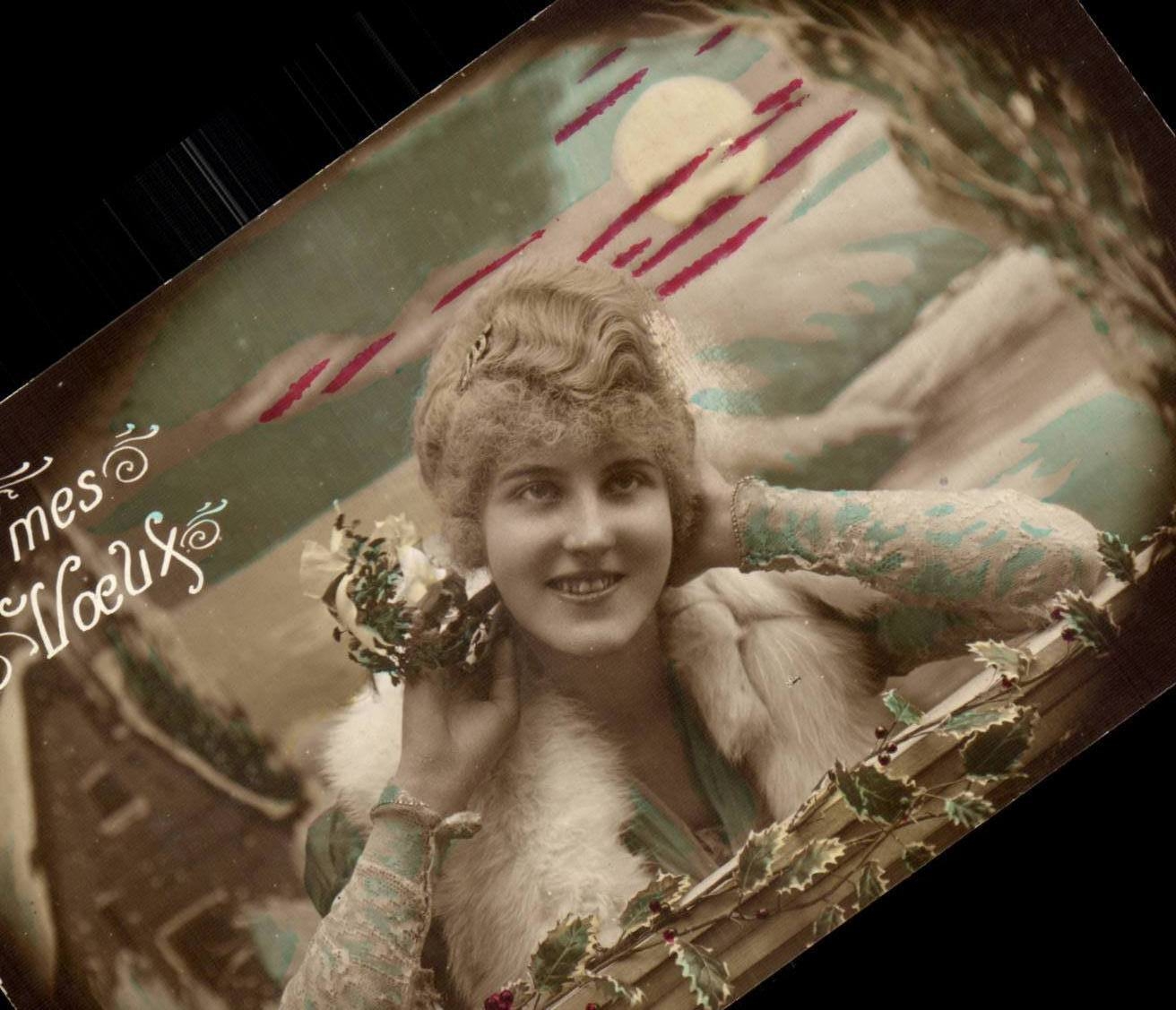 Femme en fourrure — décor de sapins et lune — éditeur non identifié