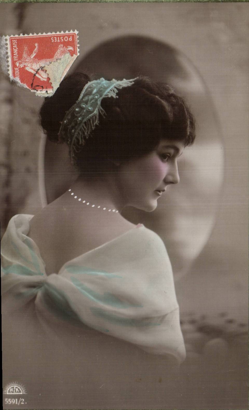 Junge Frau in leichtem Kleid — Portrait — Verlag '5591/2.'