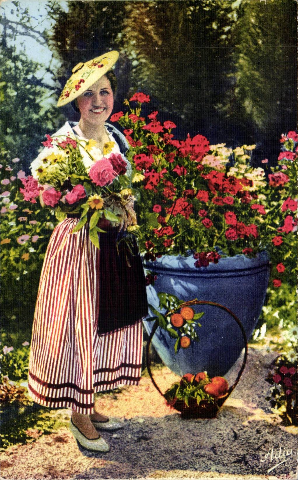 CPA Fantaisie Femme Jardin fleuri Une nicoise Folklore