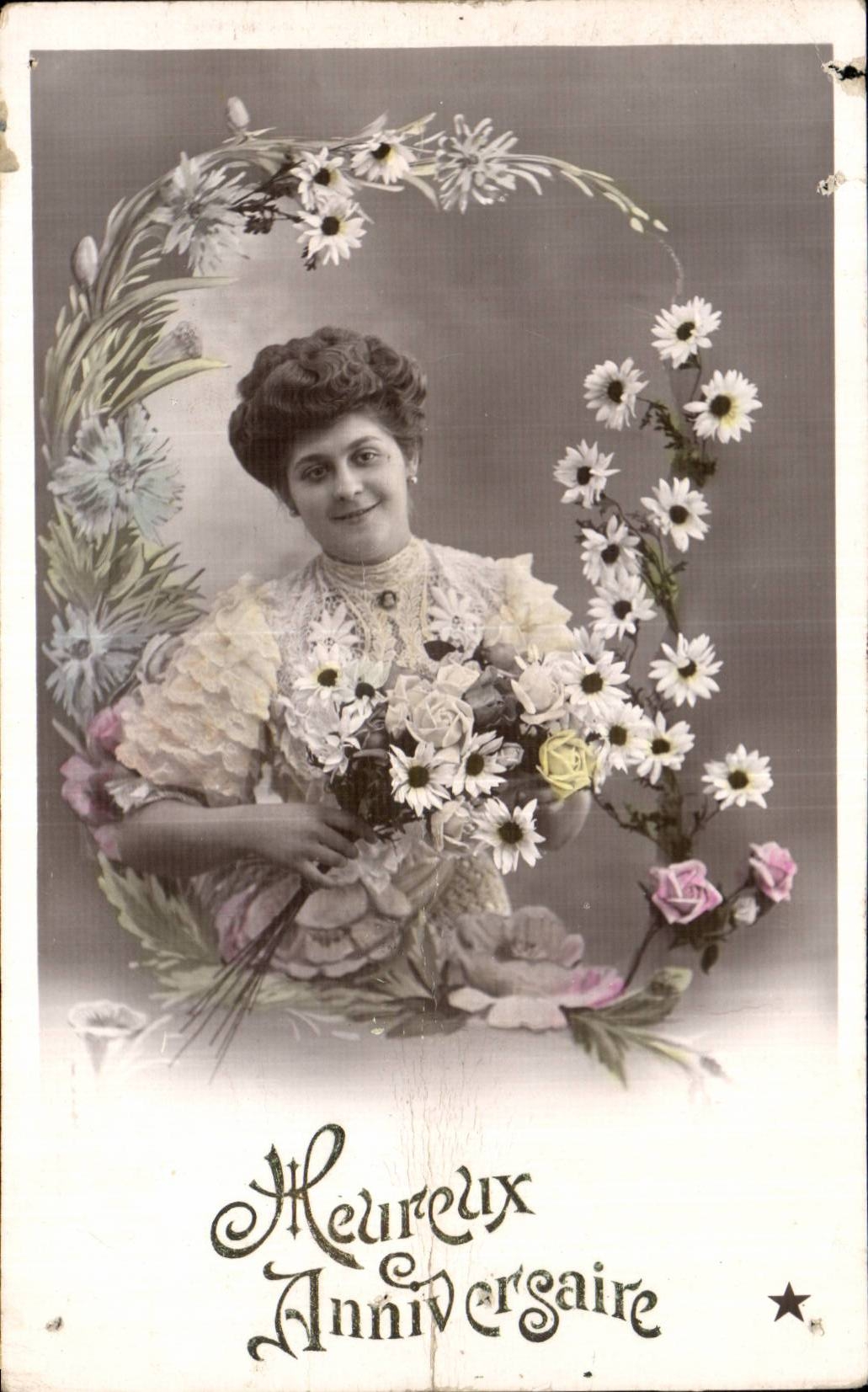 Femme souriante avec bouquet — 'Heureux Anniversaire' — VEC Série N. 3287
