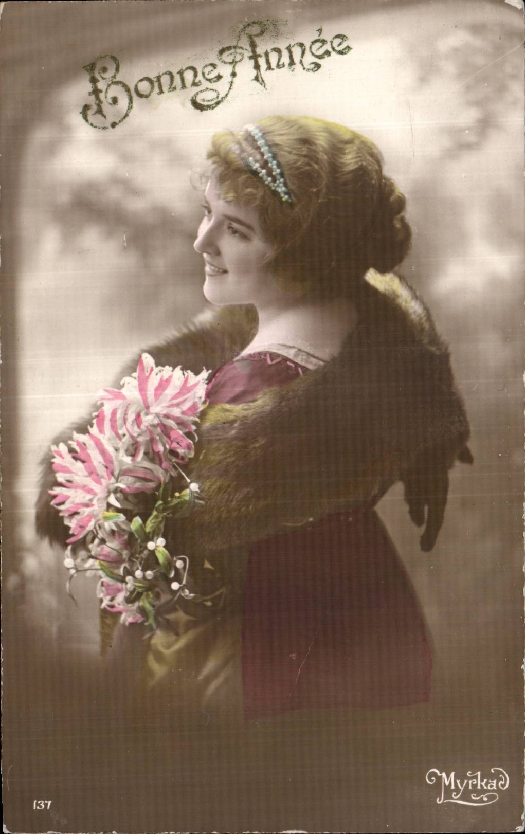 Jeune femme en fourrure tenant un bouquet — Bonne Année — Myrka