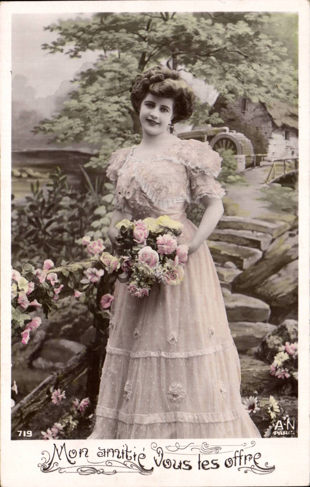 Jeune femme en robe de style 1900 — offrande de fleurs — A.N. PARIS n°719
