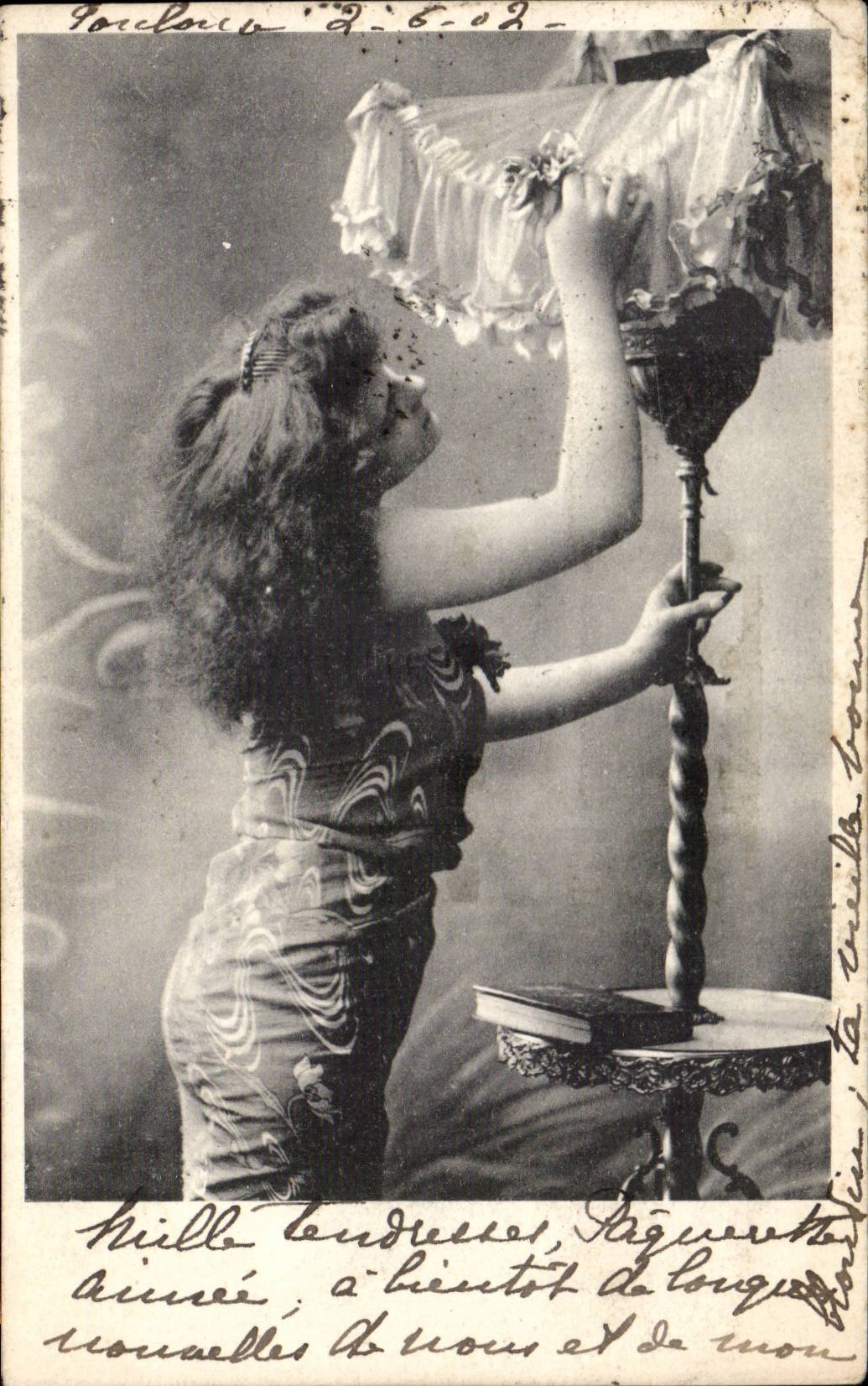Foucaucourt — joven mujer ajustando un lampadario — Clément, Tournier & Cie, Ginebra, Serie 1105