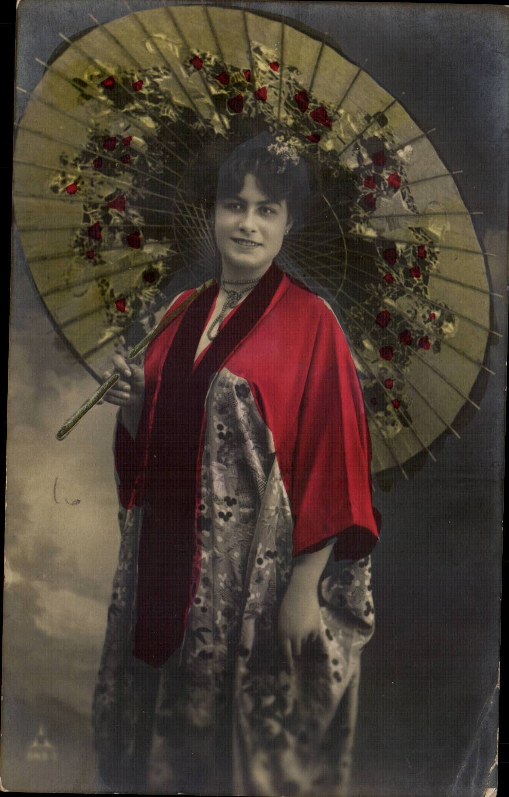Femme en kimono rouge et parapluie décoré — éditeur Partier Radilun Bron, n° de série non visible