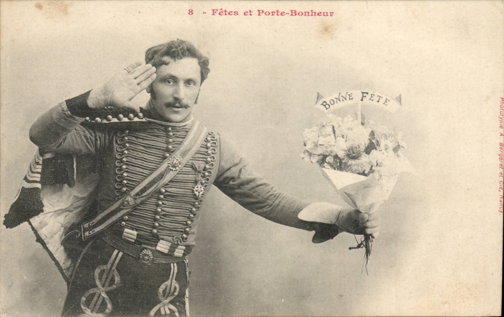 Soldat en uniforme — salut et bouquet de fleurs — Phototype A. Bergeret et Cie, Nancy
