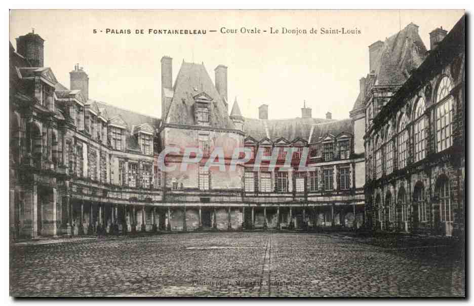 Palais de Fontainebleau — Cour Ovale — Le Donjon de Saint-Louis — Photographie de M. Saint-Indret