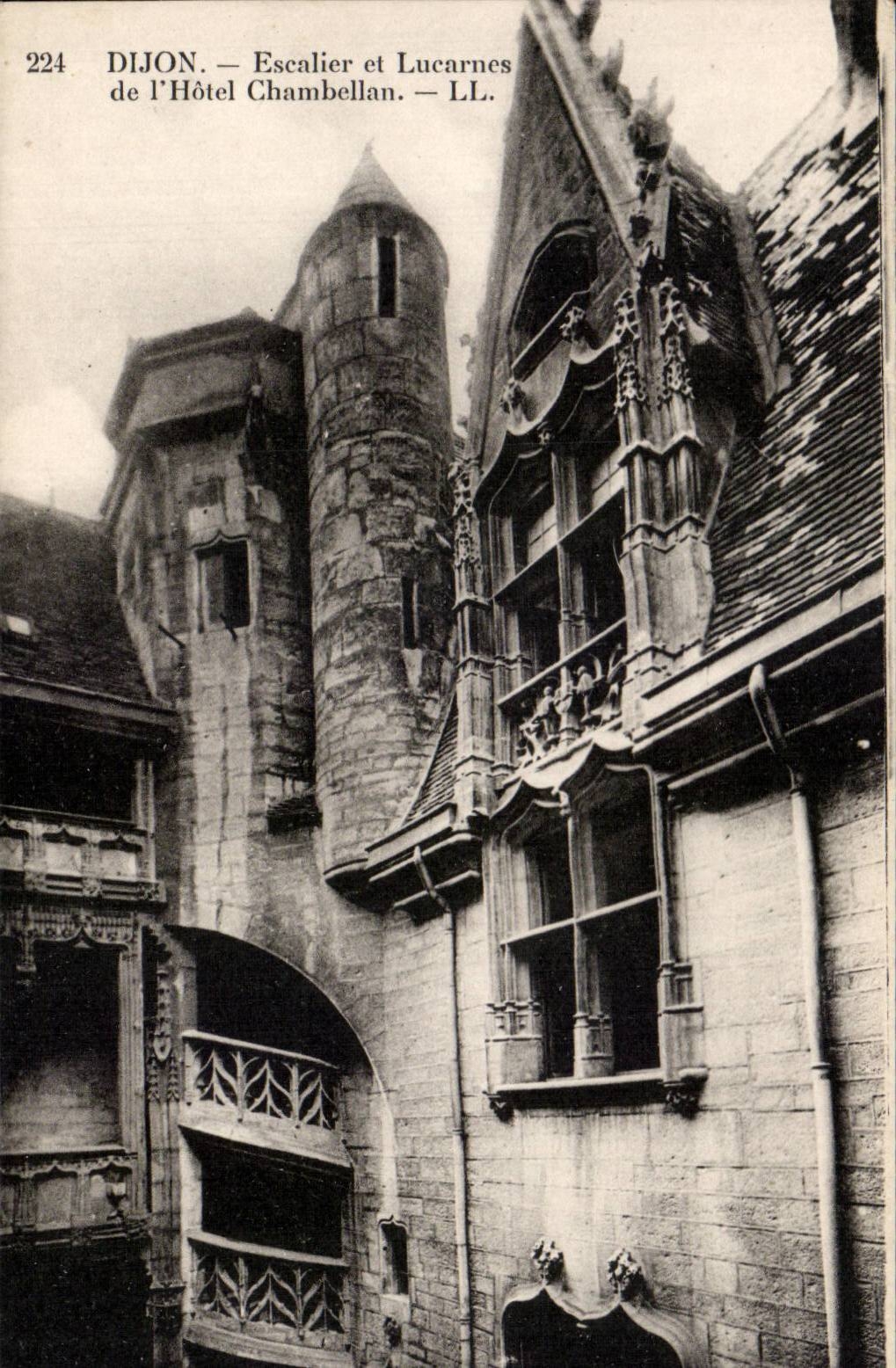 CPA Dijon Escalier et lucarnes de l'hotel chambellan