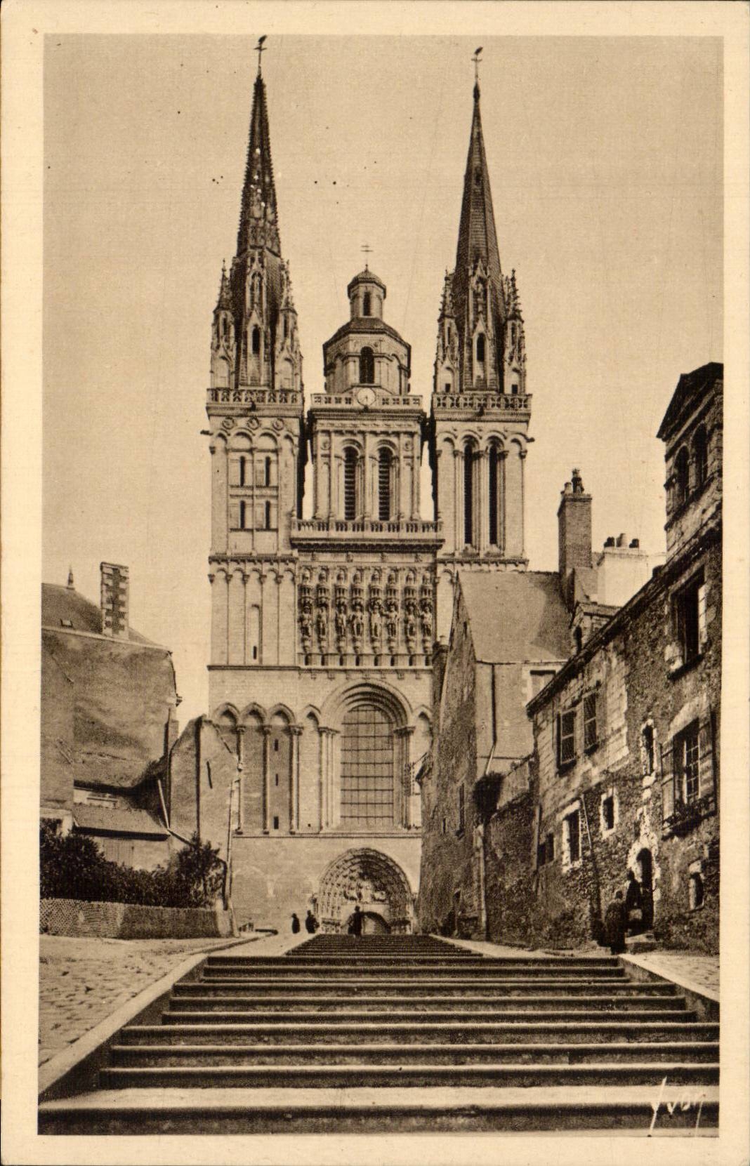 CPA Angers La cathedrale et la montee St Maurice