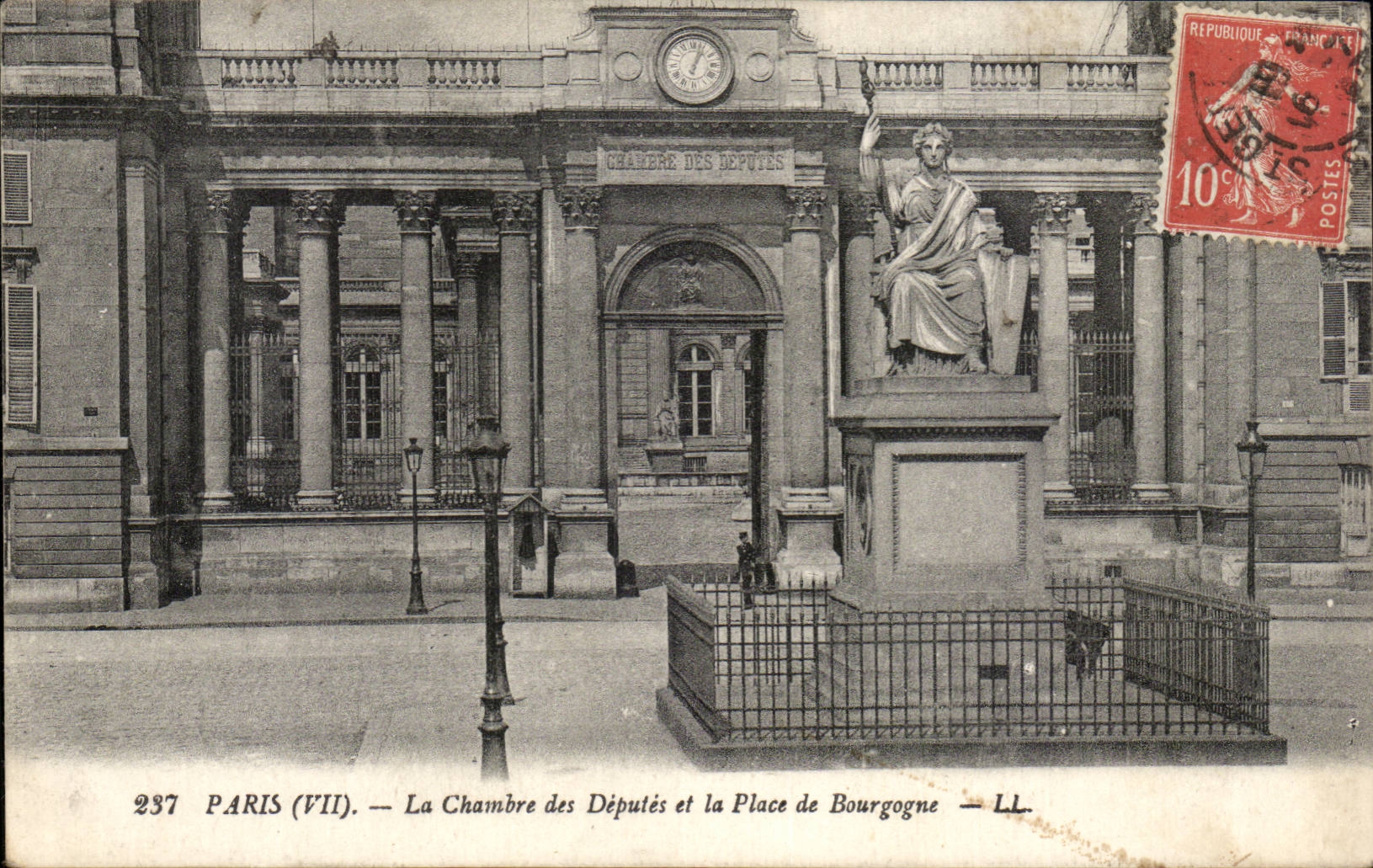 Paris CPA Chambre des deputes et la place de Bourgogne