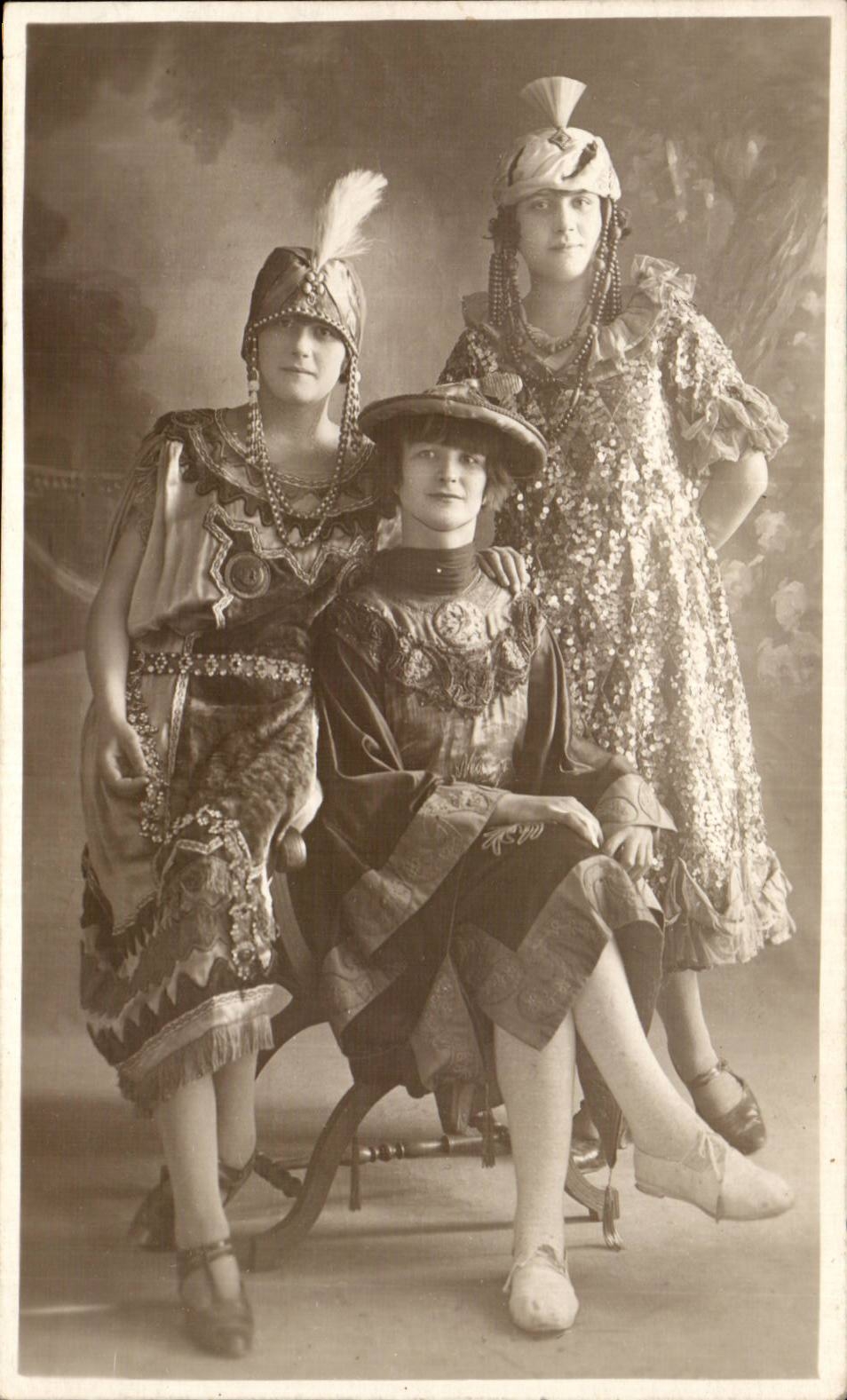 CPA Fantaisie Femmes Costume