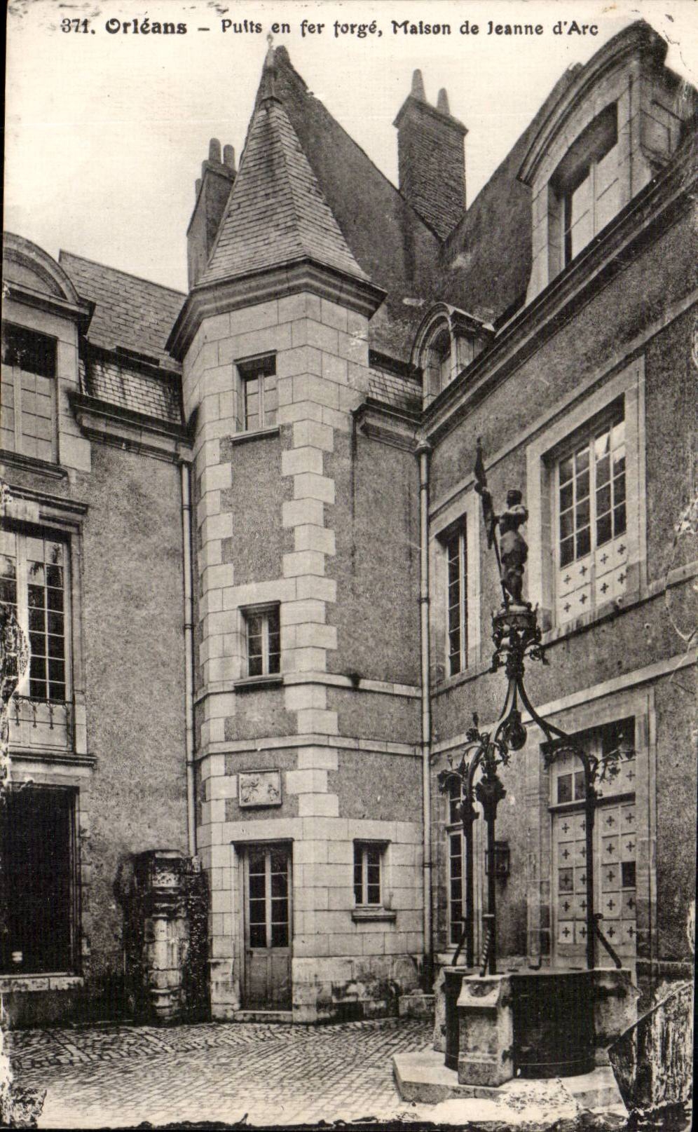 Orleans CPA Puits en fer forge Maison de Jeanne d'arc