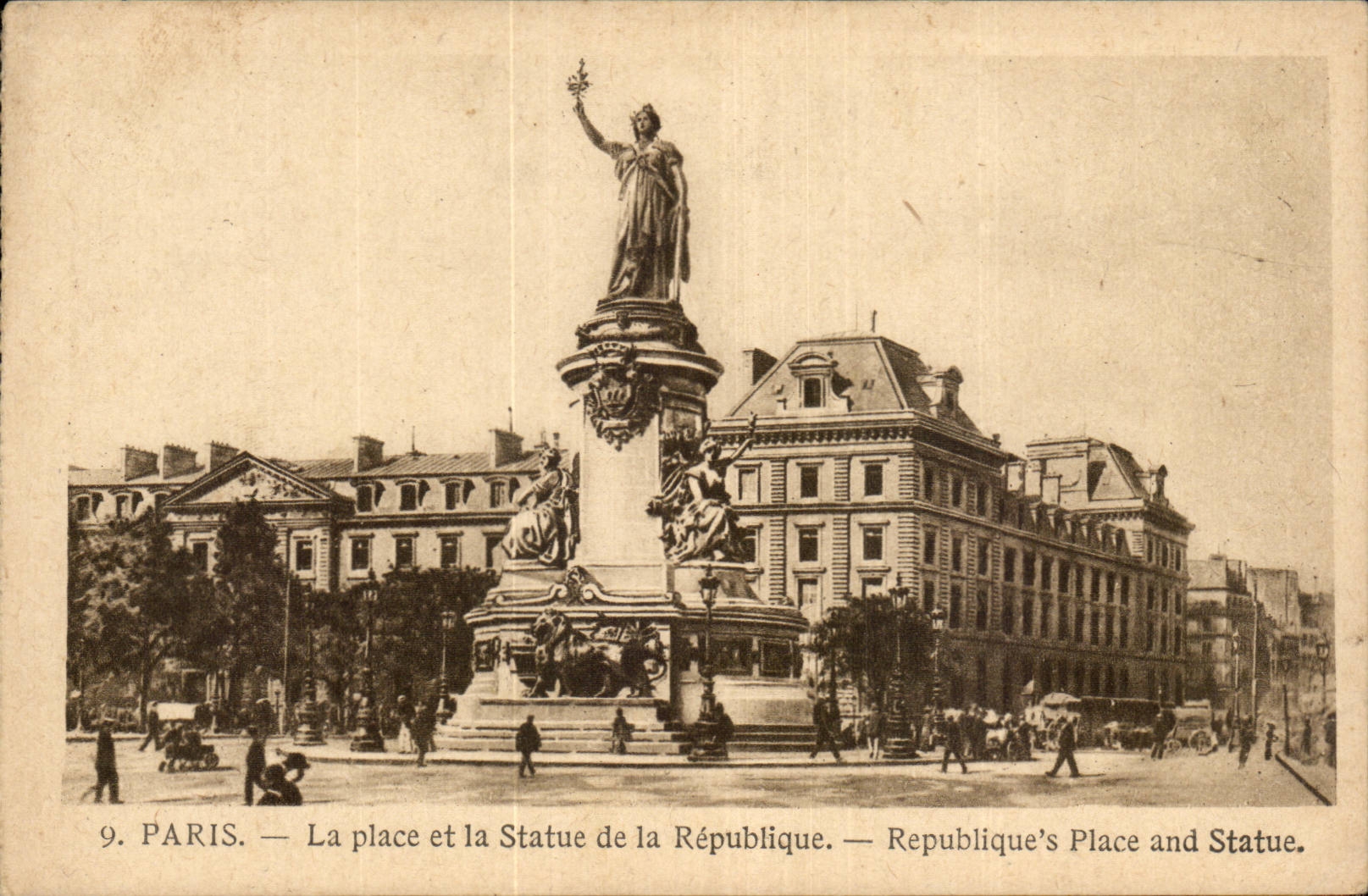 CPA Paris La place et la statue de la Republique