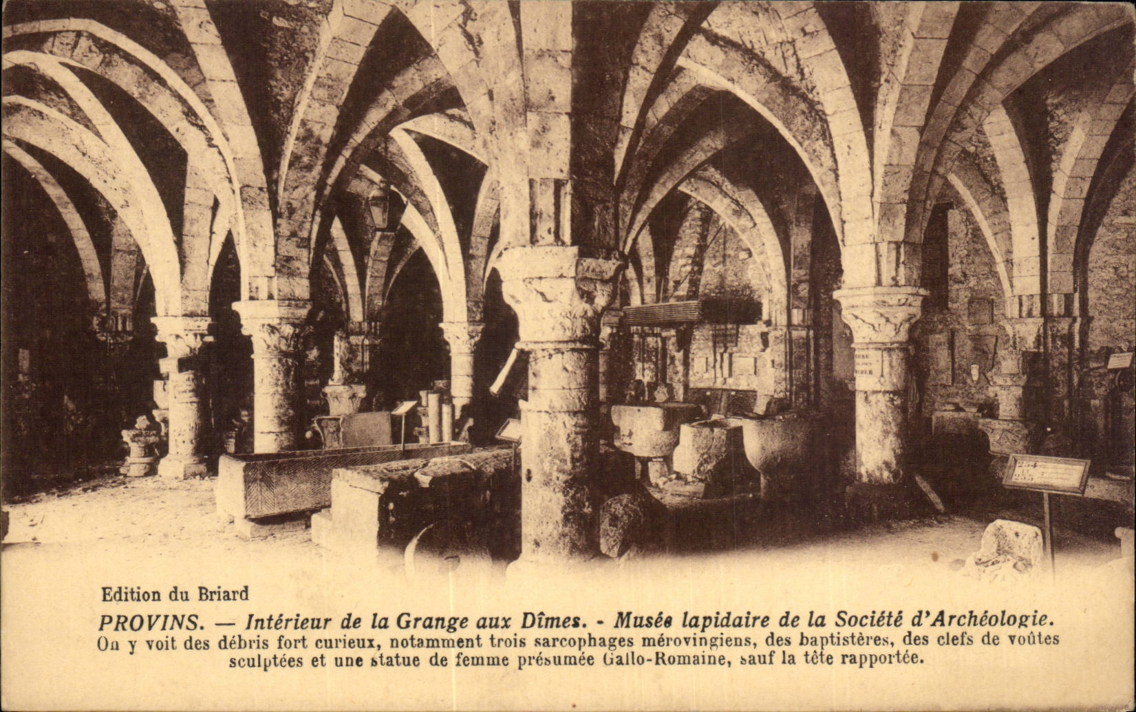 Intérieur de la Grange aux Dîmes — Musée lapidaire de la Société d'Archéologie — Édition du Briard