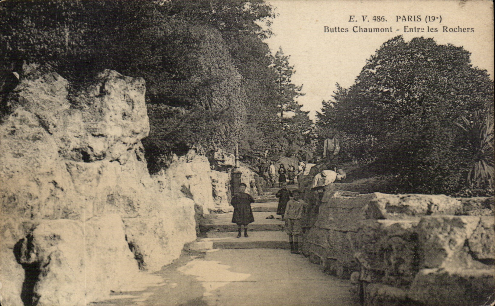 Paris CPA Buttes Chaumont Entre les rochers ( enfants )