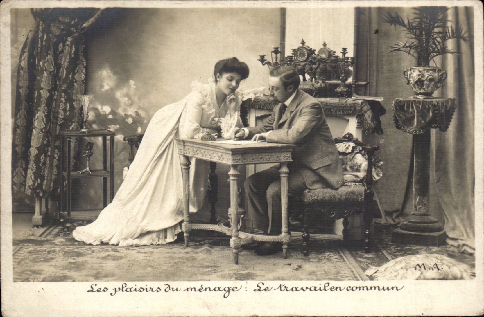 CPA Femme Les plaisirs du menage Le travail en commun