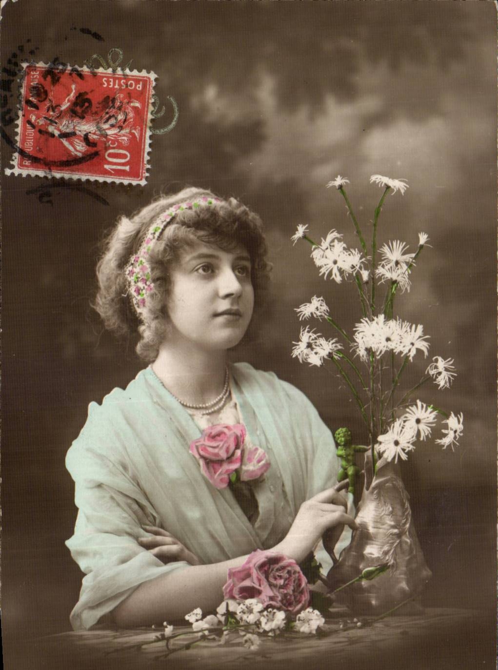 Jeune femme avec bouquet — photo studio — éditeur inconnu