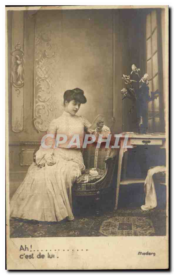 Jeune femme assise — portrait — éditeur Moderg, n° de série non visible