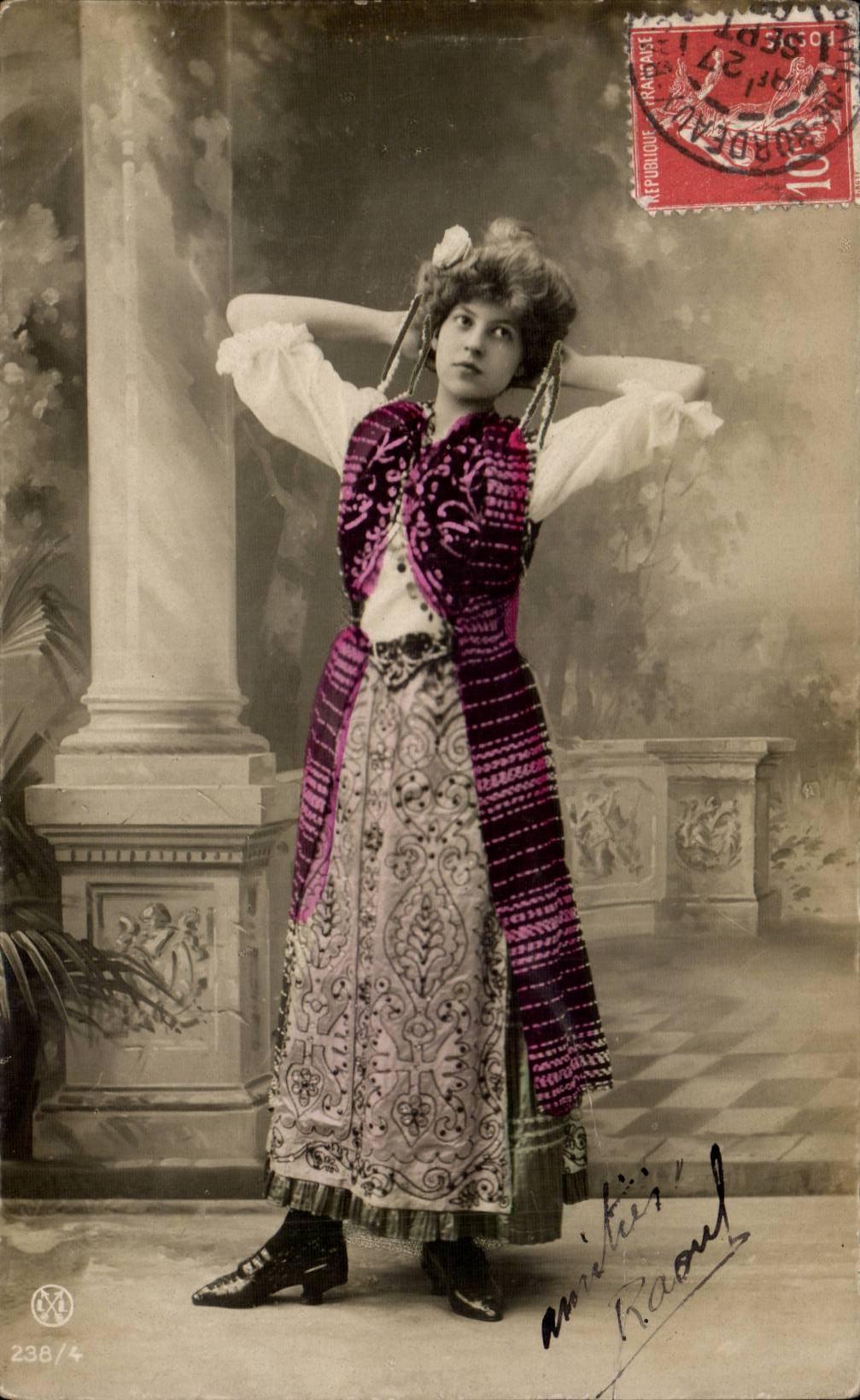 Jeune femme en costume décoratif — studio photographique Raoul — n° 238/4