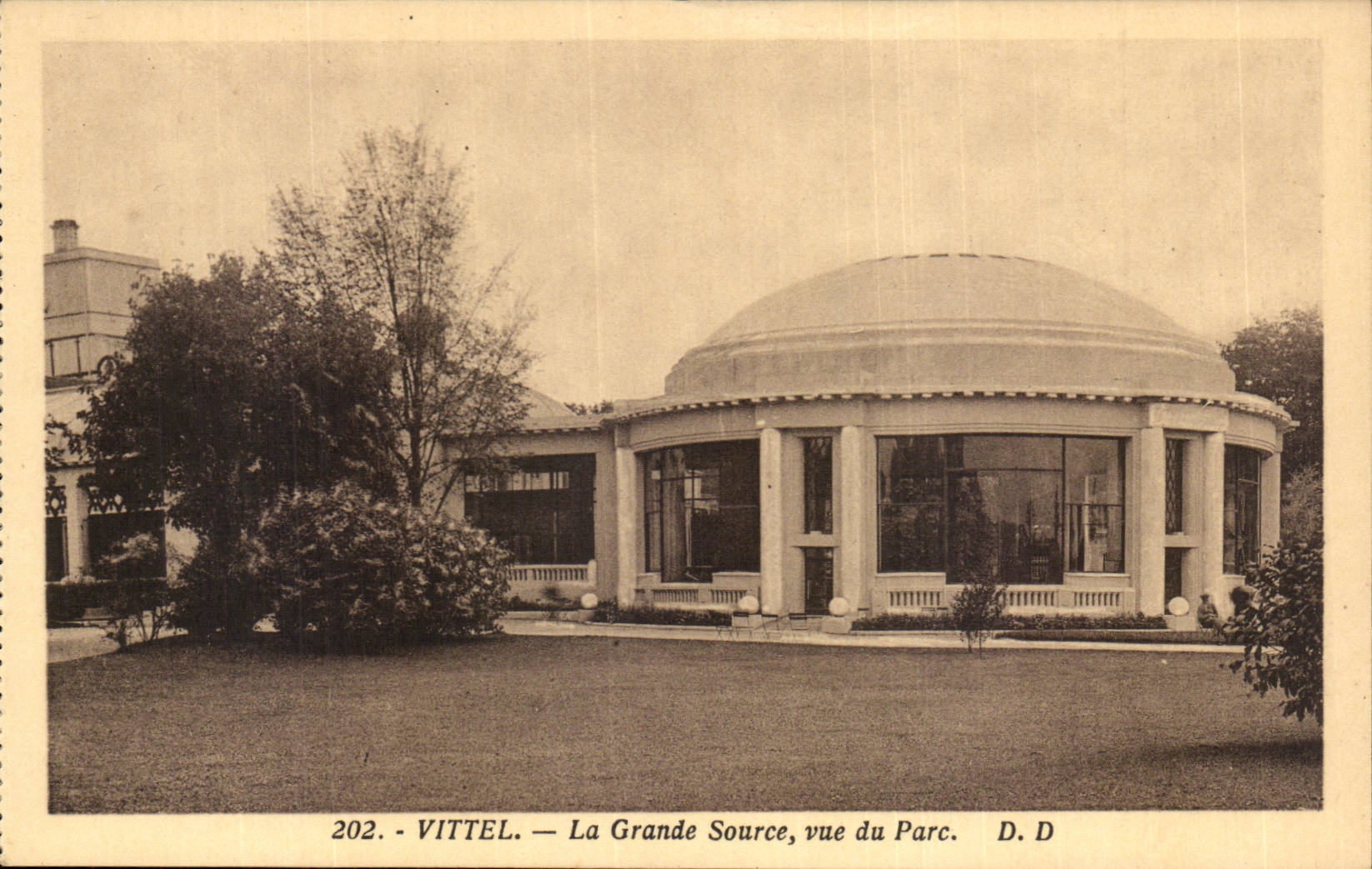 CPA Vittel La grande source vue du parc