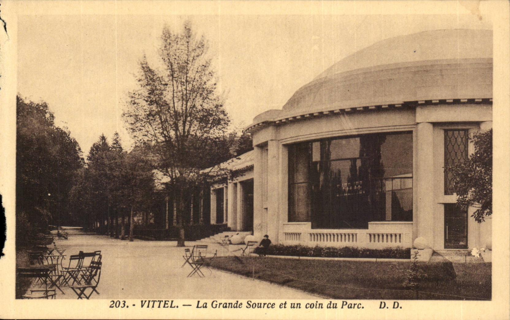 VITTEL — La Grande Source et un coin du Parc — D.D.